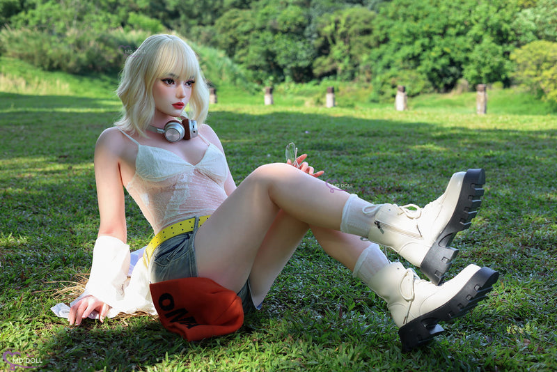 millennial brat turns sex doll Mandy Marx - Millennial Brat Turns Sex Doll main image 1