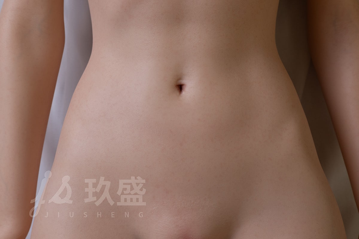소라: 작은 금발 섹스 인형