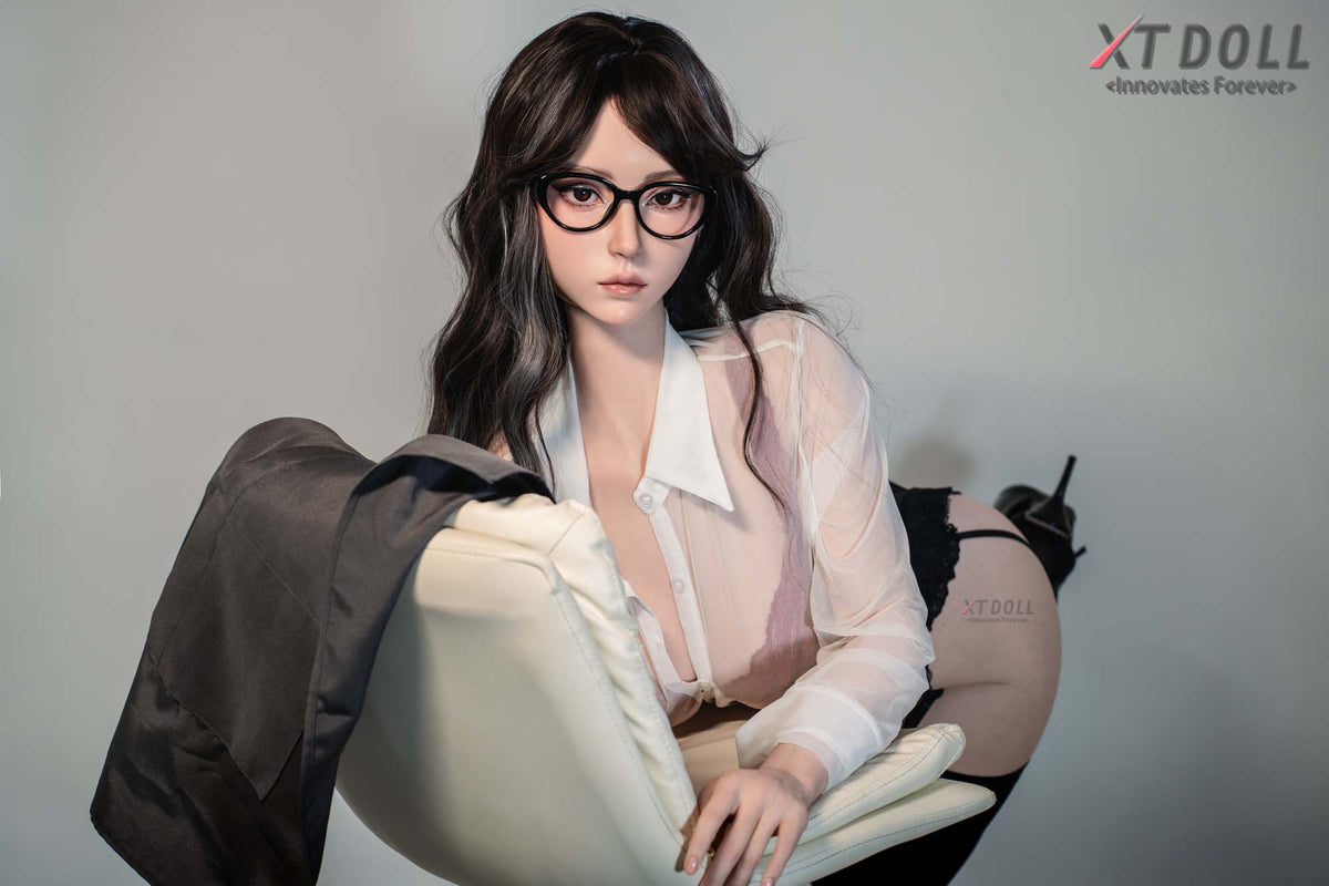 Izelle: Office Babe Sex Doll