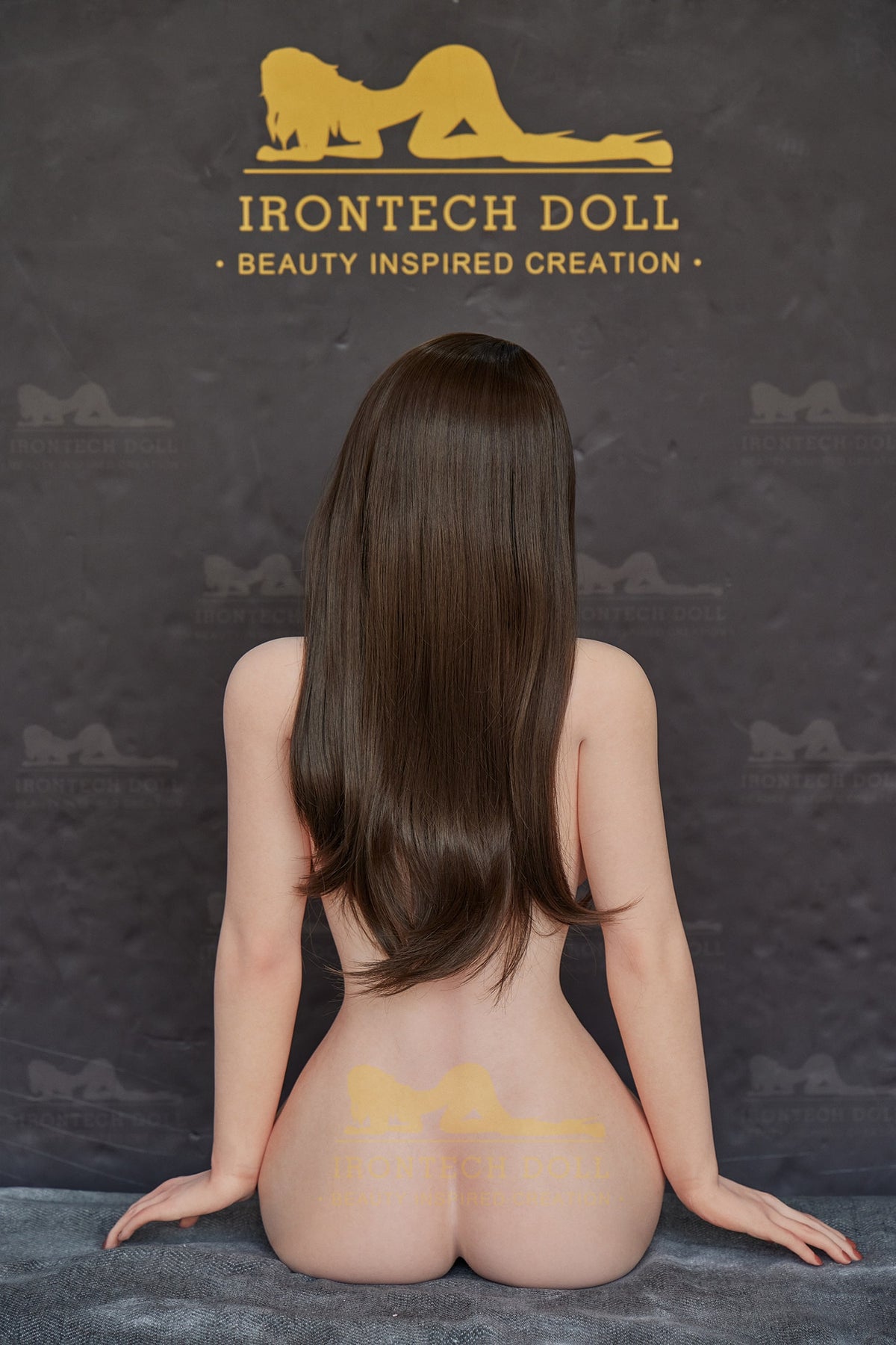 Kauaii: Muñeca sexual asiática en microbikini