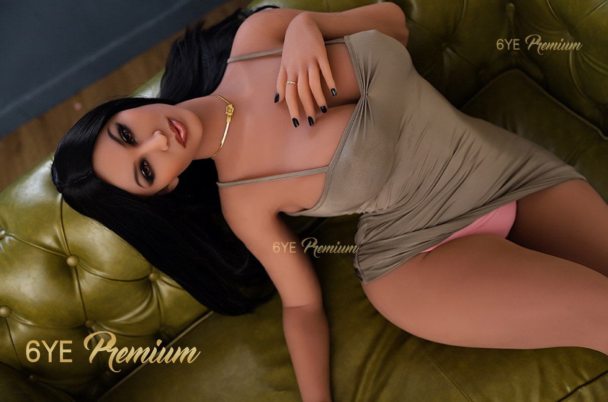 Kourtney: Juicy Booty Sex Doll