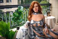 Naomi: muñeca sexual pelirroja con curvas