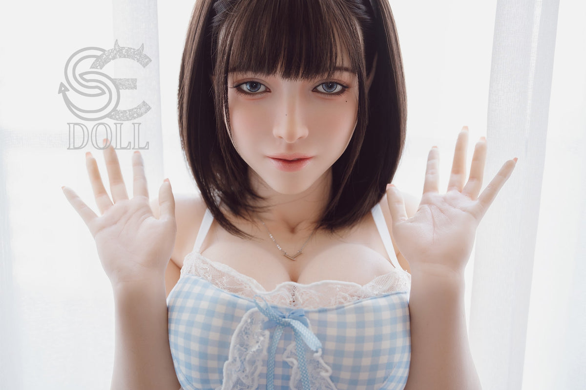 Juju: linda muñeca sexual en traje de baño