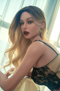 Finnley: Muñeca sexual becaria de verano