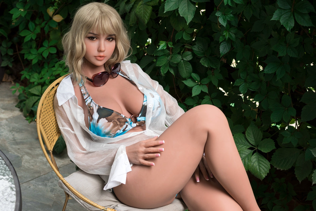 Celine: muñeca sexual francesa